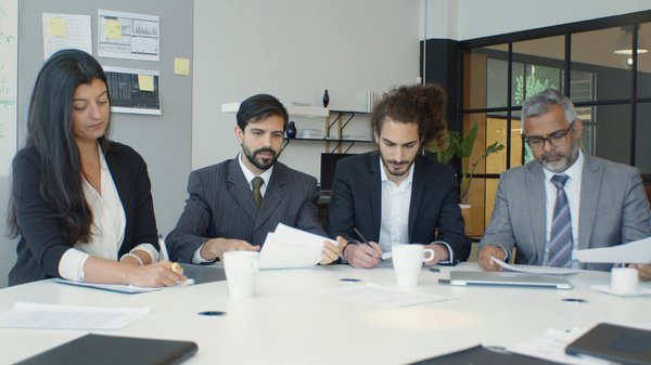 Top avocats pour naviguer vos défis juridiques efficacement